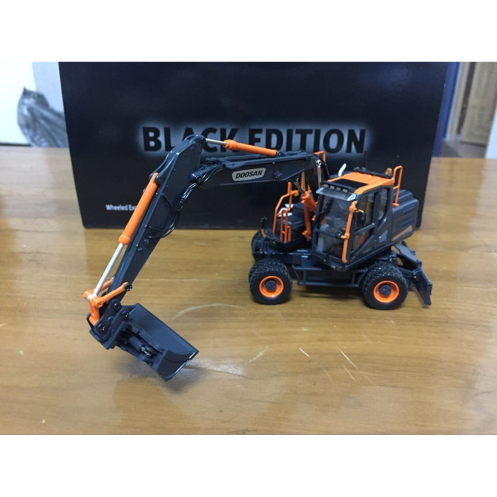 Uh8138 1 50 Doosan Dx160W Wheeled Excavator Diecast Toy Model Black Limited Editon Very Rare Diecast Model Car Collectible…