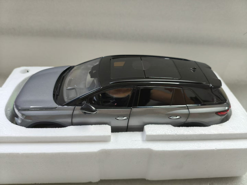 Original 1:18 Scale Audi Q5 e-tron Diecast Model Car – Full Alloy Body, Openable Doors, Working Steering