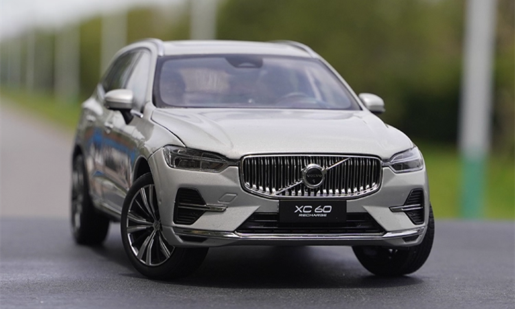 High relistic 1:18 Volvo XC60 Diecast display Model – Premium Alloy SUV Replica with Opening Doors, Hood & Trunk