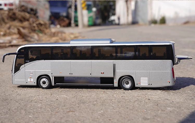 High quality 1:42 Yutong T12E Overseas Edition Alloy Tourist Bus Model for birthday gift, collection, display