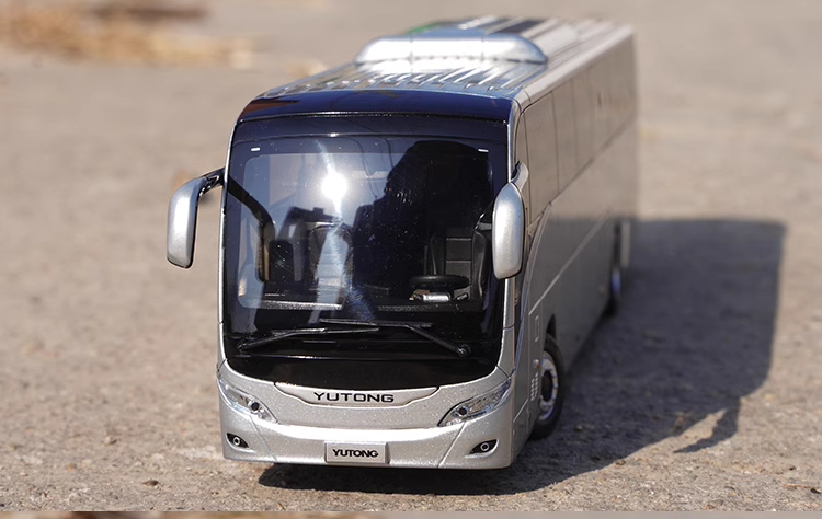High quality 1:42 Yutong T12E Overseas Edition Alloy Tourist Bus Model for birthday gift, collection, display