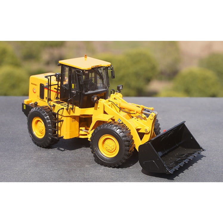 1:35 Forklift Scale Diecast Model — Megamodel Collectible