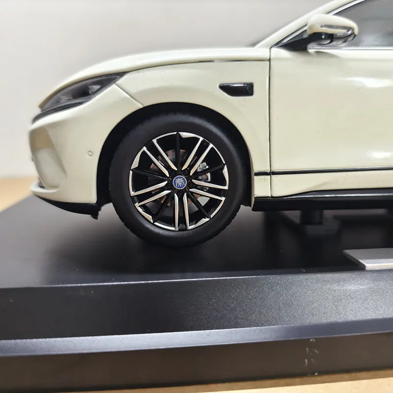 High Simulation 1:18 BYD QinL EV 2025 Alloy Model – Realistic Electric Car Collectible & Display Replica