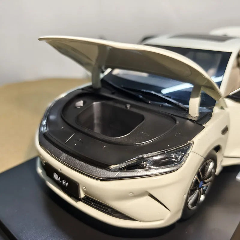 High Simulation 1:18 BYD QinL EV 2025 Alloy Model – Realistic Electric Car Collectible & Display Replica