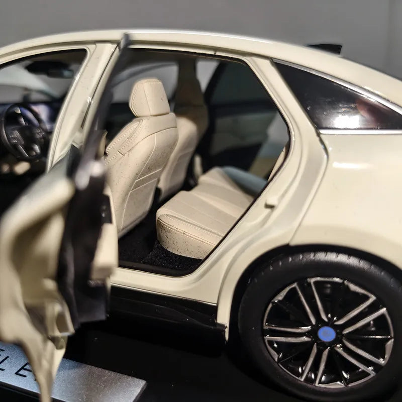 High Simulation 1:18 BYD QinL EV 2025 Alloy Model – Realistic Electric Car Collectible & Display Replica