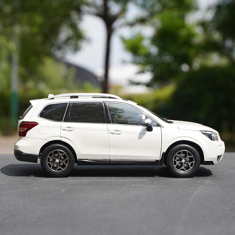 Original factory 1:18 Subaru Forester 2015 version classic simulation alloy car model for gift, toys