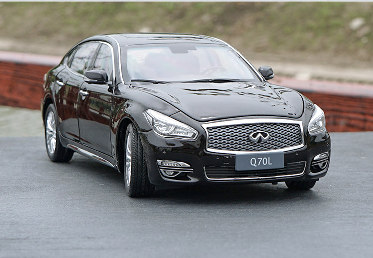 Original factory authentic 1/18 Q70L INFINITI Q70 2017 white diecast metal car model with small gift