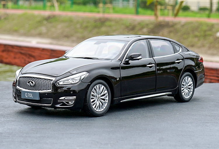 Original factory authentic 1/18 Q70L INFINITI Q70 2017 white diecast metal car model with small gift