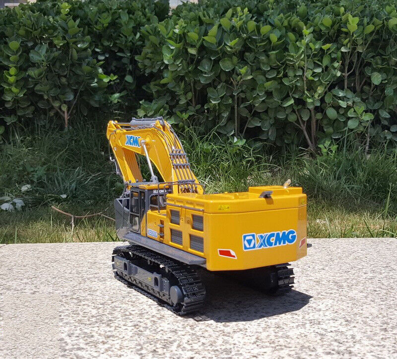 High Precision 1:35 XCMG XE950G Diecast crawler Large excavator DIECAST digger model for sale
