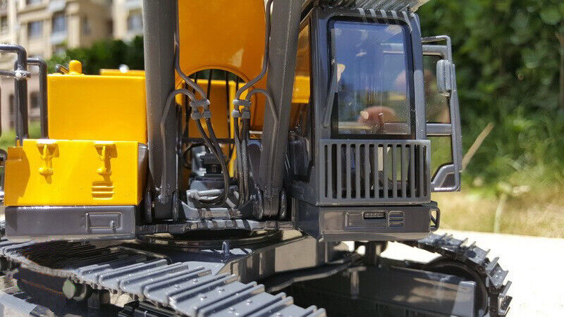 High Precision 1:35 XCMG XE950G Diecast crawler Large excavator DIECAST digger model for sale