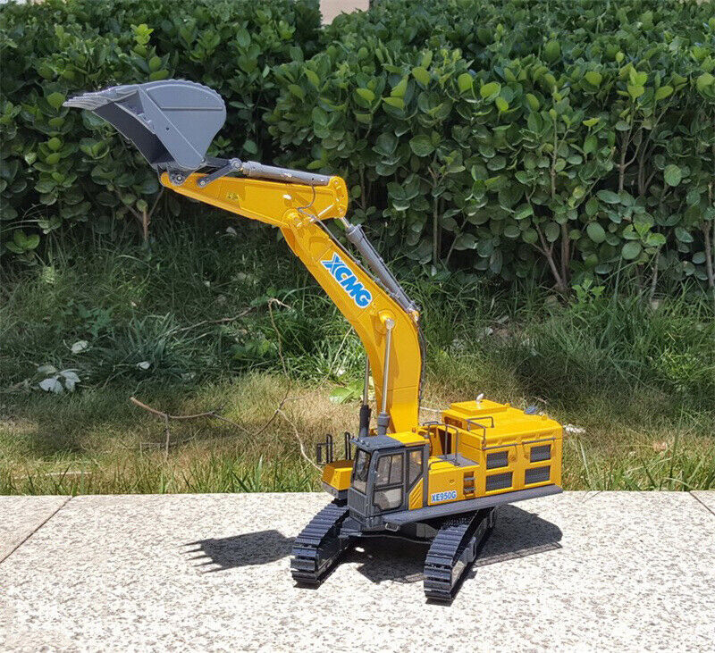 High Precision 1:35 XCMG XE950G Diecast crawler Large excavator DIECAST digger model for sale