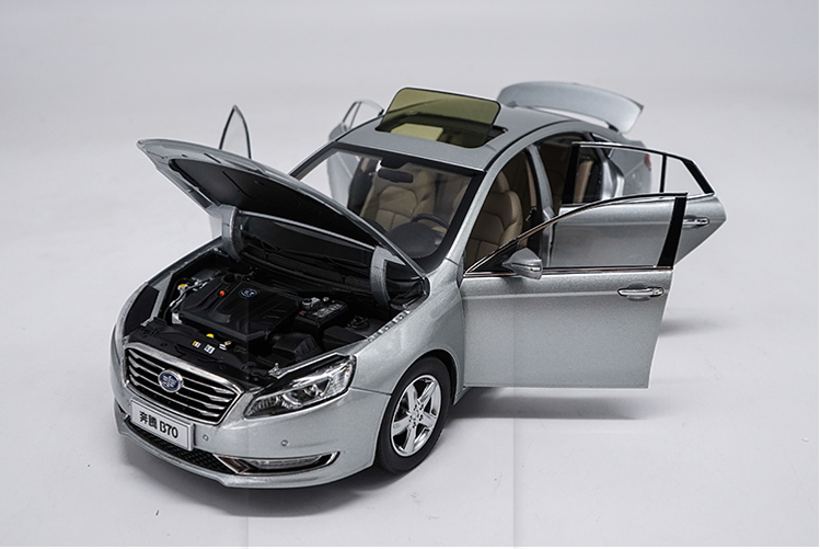 Original factory authentic 1/18 FAW Benteng B70 diecast metal car model with small gift