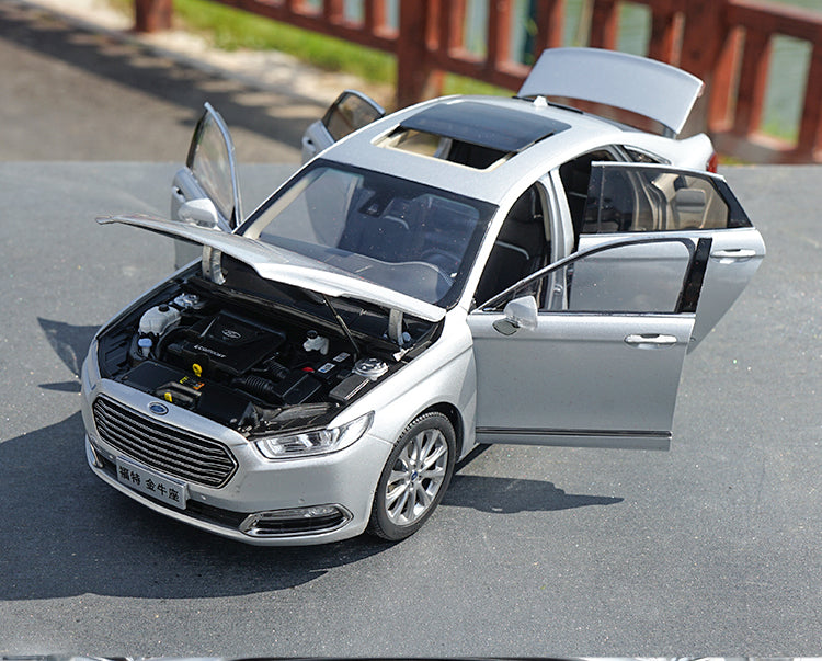 Original factory authentic 1:18 FORD TAURUS 2015 version diecast car model with small gift
