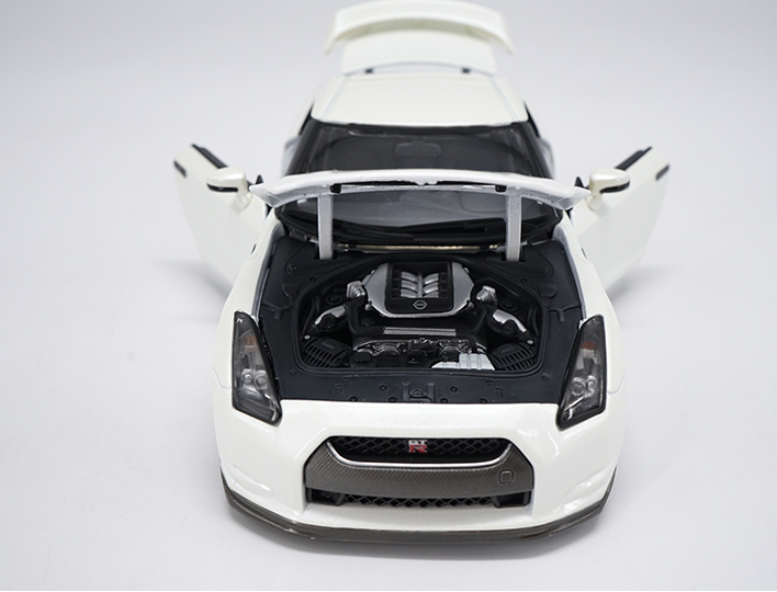 Original factory authentic 1:18 Nissan GTR R35 2009 diecast metal car model with small gift