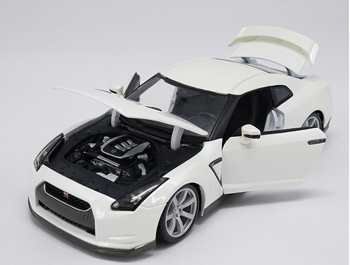 Original factory authentic 1:18 Nissan GTR R35 2009 diecast metal car model with small gift