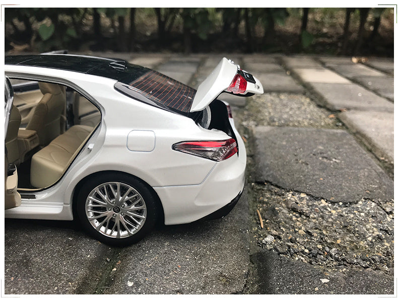 Original Authorized Authentic 1/18 Toyota Camry 8th eighth generation hybrid Diecast Car Model Toy models for christmas/Birthday