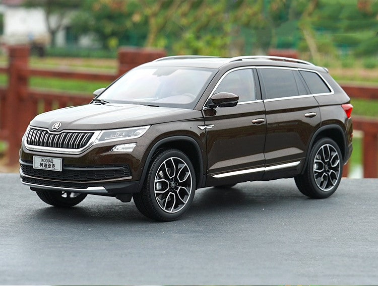 Original factory authentic 1:18 Skoda Kodiaq diecast car model with small gift