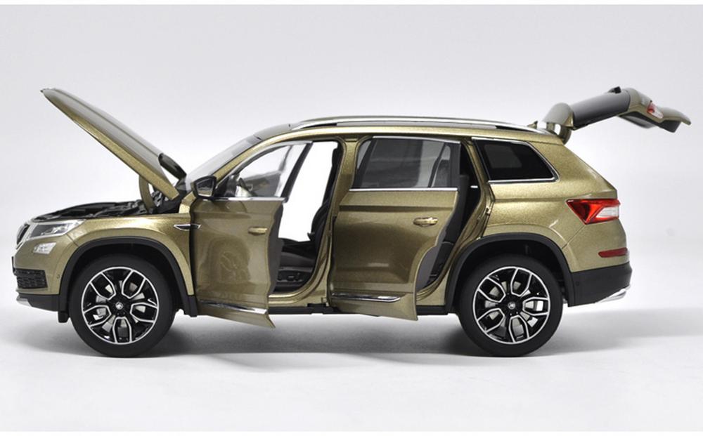 Original factory authentic 1:18 Skoda Kodiaq diecast car model with small gift
