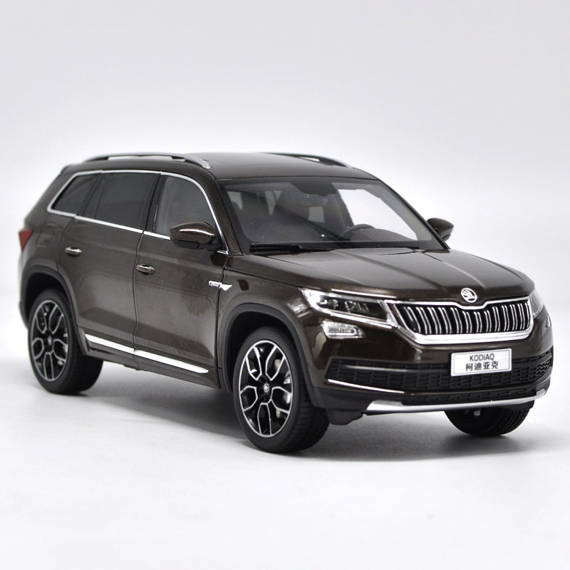 Original factory authentic 1:18 Skoda Kodiaq diecast car model with small gift