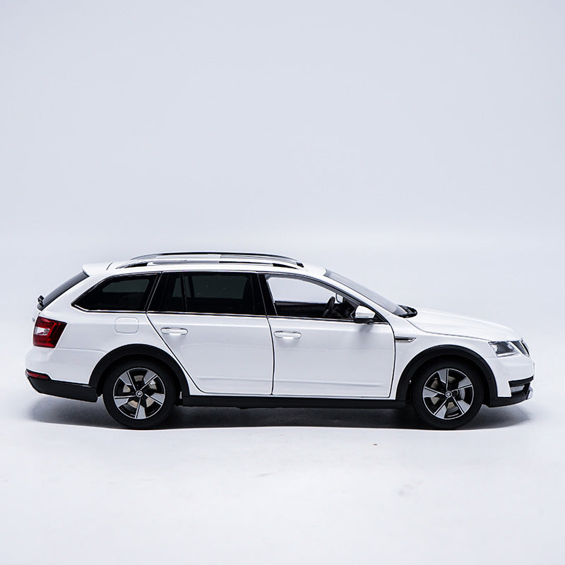 Original factory authentic 1/18 Skoda Octavia Combi Wagon diecast metal car model with small gift