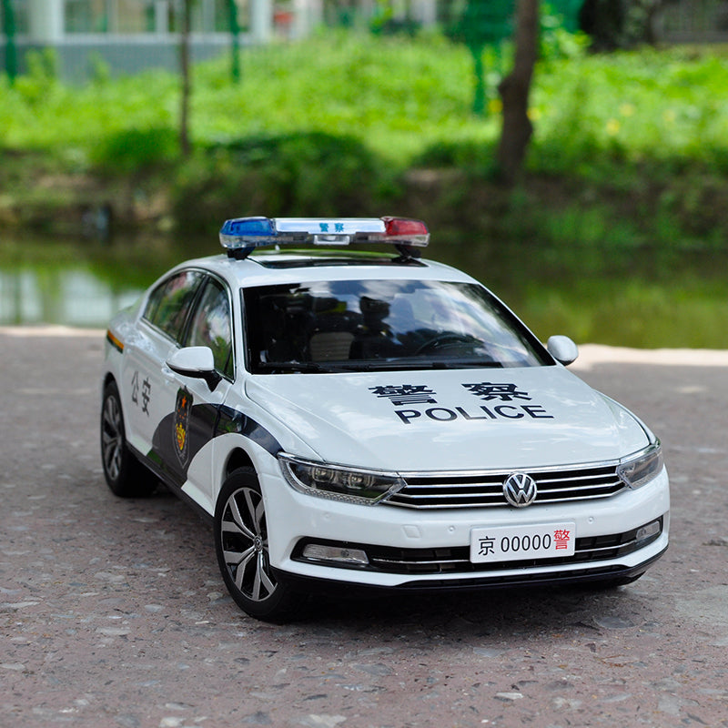 Original factory authentic 1:18 VW Magotan Passat B8 2017 Static Simulation Diecast car models for gift, toys, collection