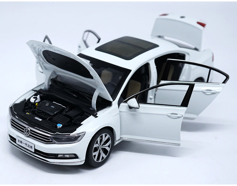 Original factory authentic 1:18 VW Magotan Passat B8 2017 Static Simulation Diecast car models for gift, toys, collection