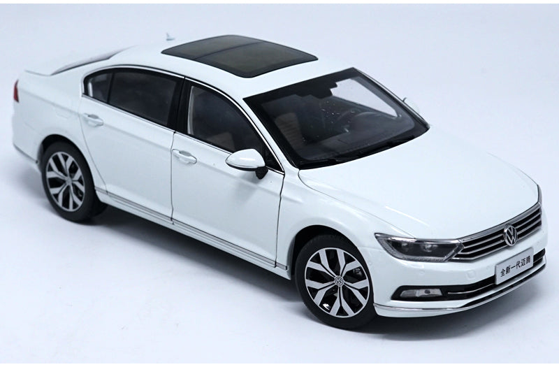 Original factory authentic 1:18 VW Magotan Passat B8 2017 Static Simulation Diecast car models for gift, toys, collection