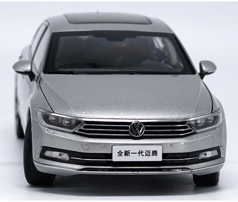 Original factory authentic 1:18 VW Magotan Passat B8 2017 Static Simulation Diecast car models for gift, toys, collection