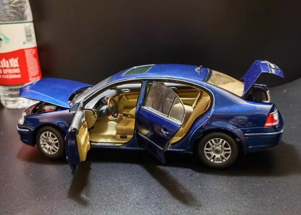 1:18 Volkswagen VW Passat 2.8 V6 rare blue diecast scale car model for collection