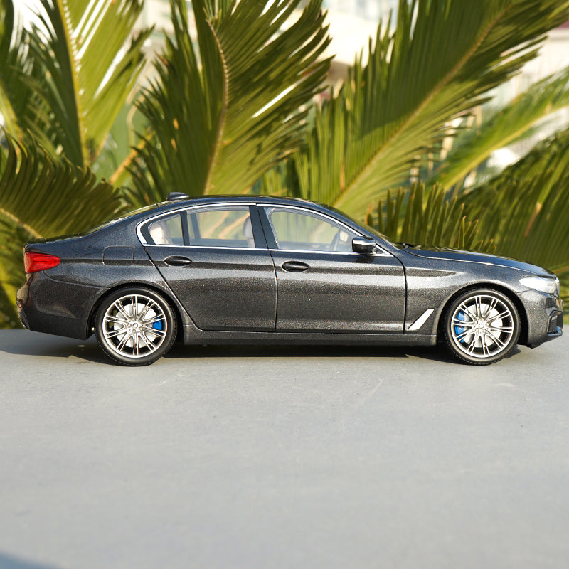 1:18 Kyosho BMW 5 Series (G30) Limousine Construction Year 2017 with small gift