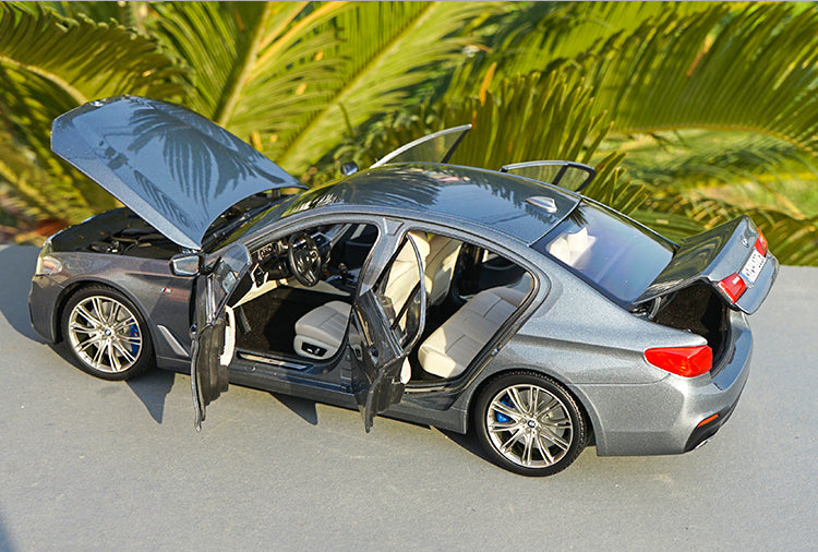 1:18 Kyosho BMW 5 Series (G30) Limousine Construction Year 2017 with small gift