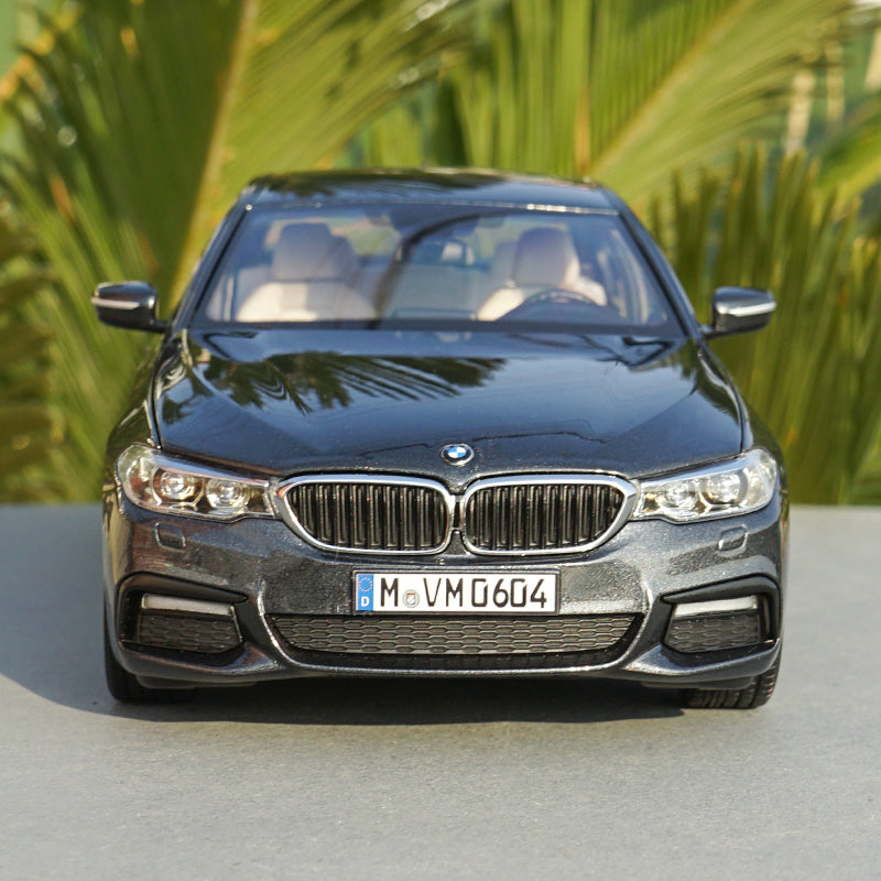1:18 Kyosho BMW 5 Series (G30) Limousine Construction Year 2017 with small gift