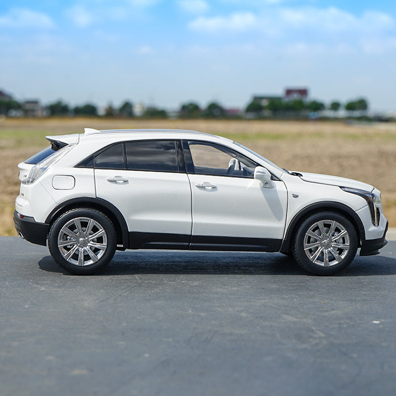 1:18 Cadillac SUV Diecast Model | Megamodel