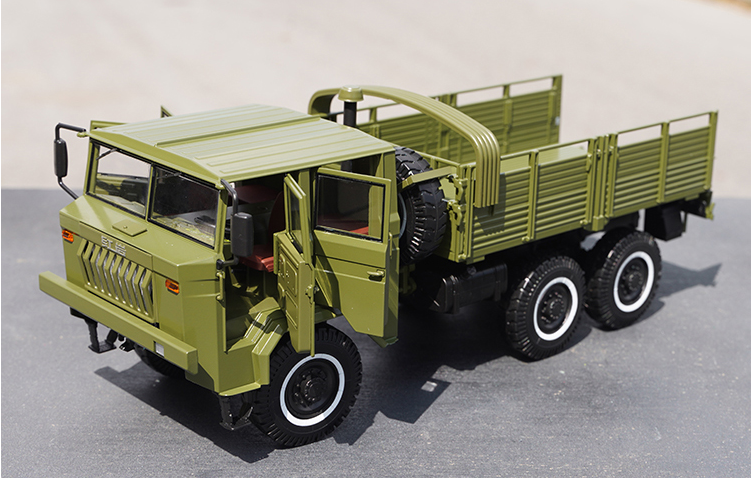 Original factory 1:24 Saic Hongyan CQ261 6×6 heavy military vehicle cross-country diecast truck alloy car model for gift, collection