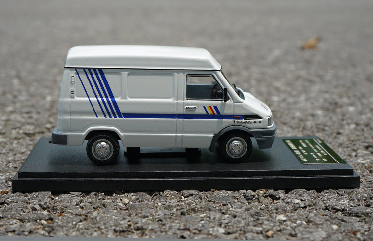 Original factory 1:43 Yuejin IVECO diecast small truck model alloy MPV van car model