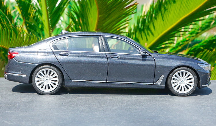 Original factory 1:18 BMW new T7 series Brand new 750Li/760Li Alloy Toy Metal classic toy models for gift, collection