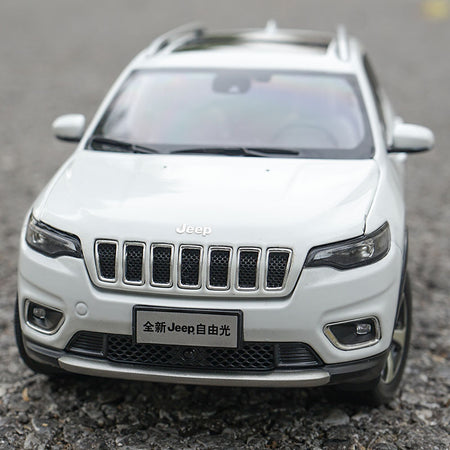 Original factory high quality Gac Fick Fiat Chrysler 1:18 Jeep Cherokee 2020 diecast SUV car model for gift, collection