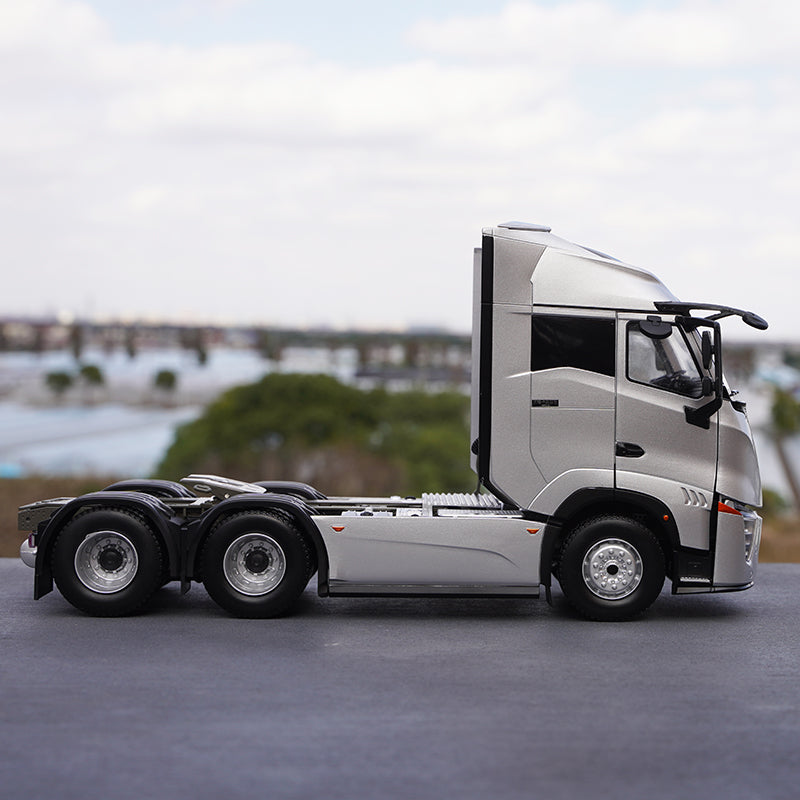 Authentic Collectible 1:24 Sinotruk New Yellow River Diecast Tractor Truck model for gift, toy
