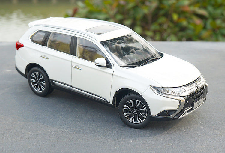 Original factory 1:18 GAC Mitsubishi new Outlander 2017 diecast SUV car model for gift, collection