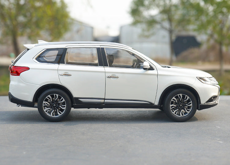 Original factory 1:18 GAC Mitsubishi new Outlander 2017 diecast SUV car model for gift, collection