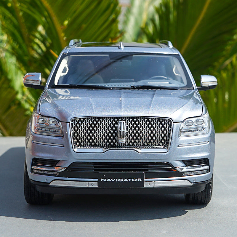 Original 1/18 Dealer Edition Lincoln Navigator (Silver Blue) Diecast Car Model with small gift
