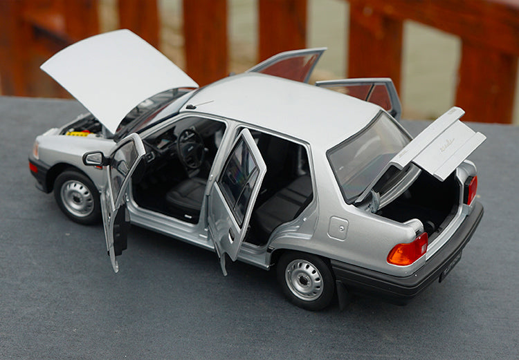 Original Authorized Authentic 1:18 Yiqi Chinese Tianjin Xiali TJ7100 Hatchback Toy Car Miniature for christmas/Birthday gift, collection
