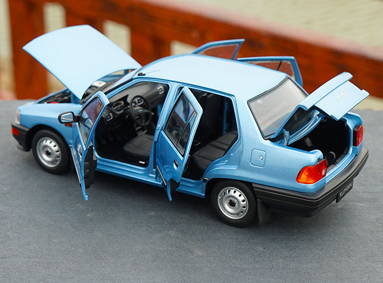 Original Authorized Authentic 1:18 Yiqi Chinese Tianjin Xiali TJ7100 Hatchback Toy Car Miniature for christmas/Birthday gift, collection