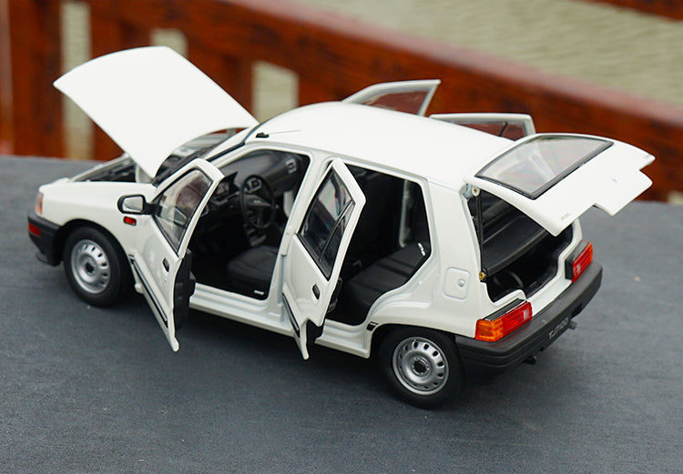 Original Authorized Authentic 1:18 Yiqi Chinese Tianjin Xiali TJ7100 Hatchback Toy Car Miniature for christmas/Birthday gift, collection