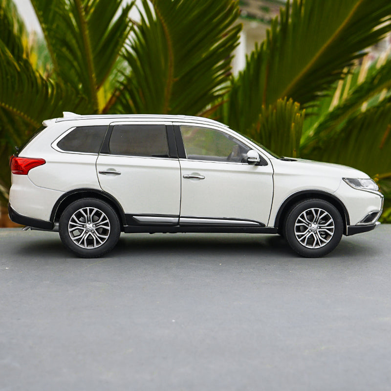 GAC Mitsubishi Outlander SUV die cast car model in scale 1:18 2016 version red/white