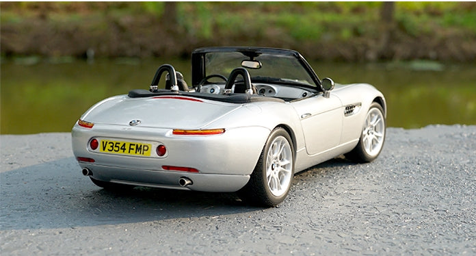 Original factory exquisite 1:18 diecast BMW Z8 007 convertible version car models for gift, collection