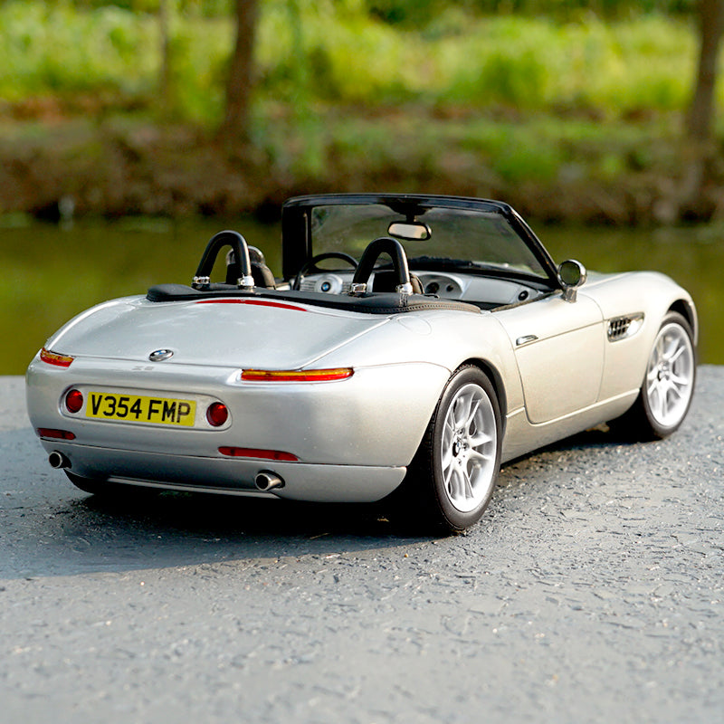 Original factory exquisite 1:18 diecast BMW Z8 007 convertible version car models for gift, collection
