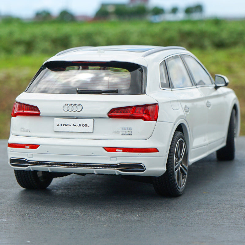 Original factory exquisite diecast 1:18 AUDI Q5L New Q5 2018 version alloy scale car model with small gift