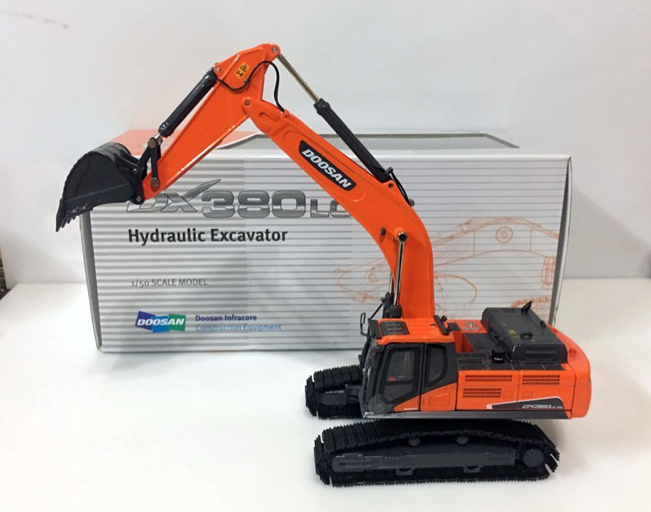 high quality 1:50 DOOSAN DX380LC-9C Excavator Alloy Engineering Vehicle Model