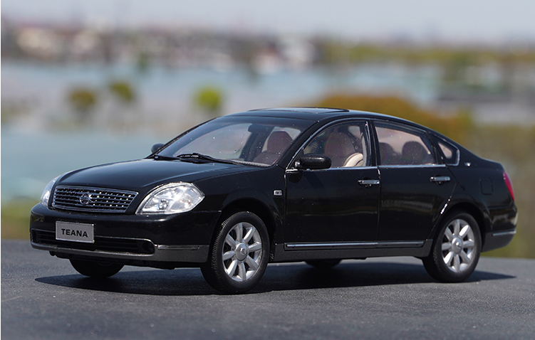 Original factory 1:18 Dongfeng Nissan 1st First Gerneration TEANA Diecast alloy car model for gift, collection